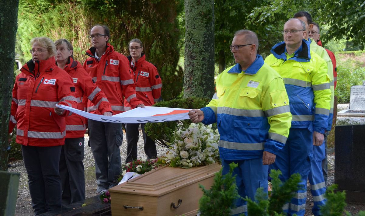 Eervolle uitvaart Rode Kruis