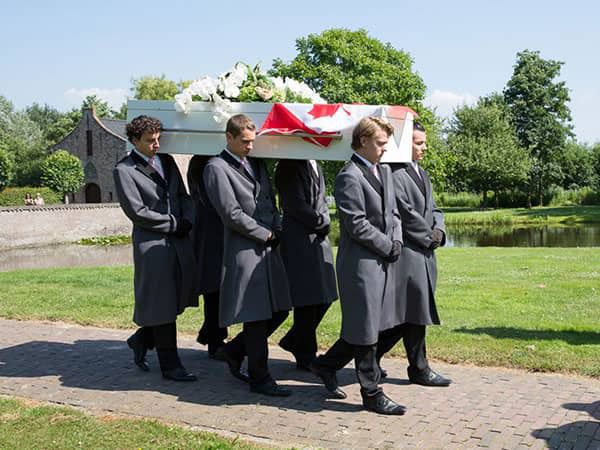 Waarom wordt een overledene op de schouders gedragen?