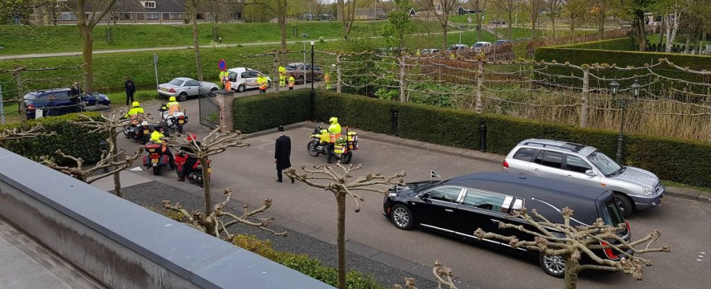 Verkeersregelaars regelen uitvaart