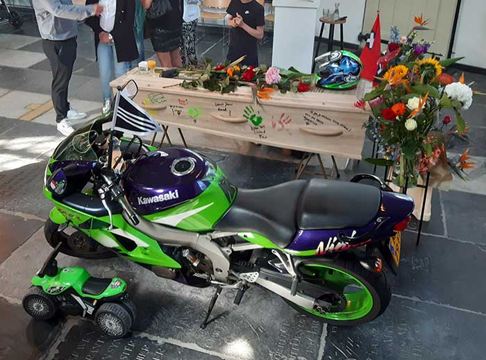 De uitvaart met de Kawasaki